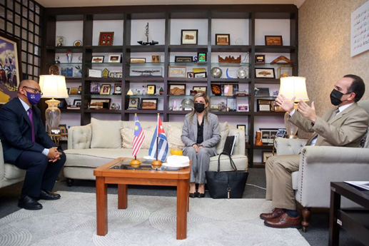 马来西亚理科大学校长接待两位大使的拜访